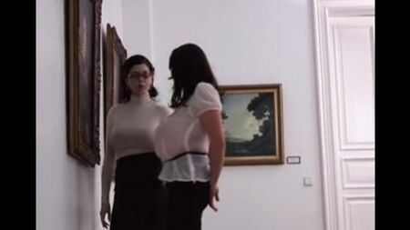 Большие сиськи двух лесби в музее