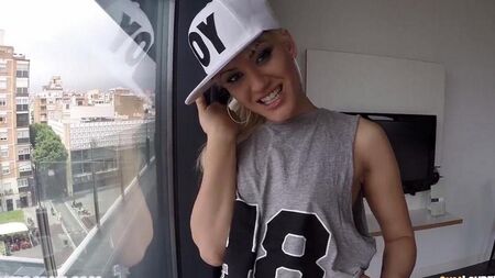 Снял блонду на дороге и развел на анал