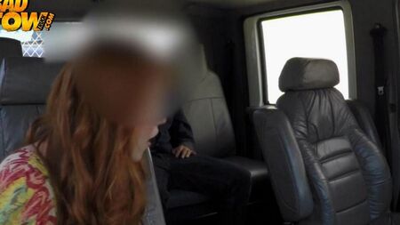 Рыжая шлюха лижет яйца в машине