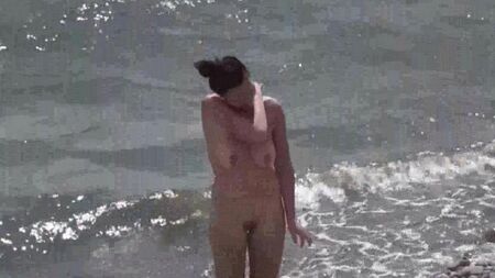 Пара нудистов на пляже