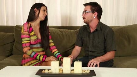 Знойная красотка обслуживает ботаника на массаже