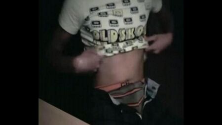 Парень эмо решил поиграть со своим членом