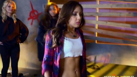 Молодые лесбиянки устроили развратную еблю