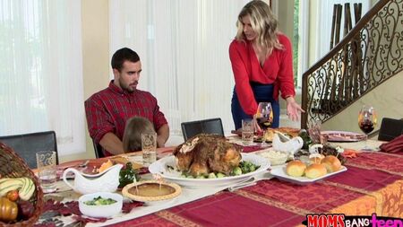 Семейный ужин завершился сексом втроем