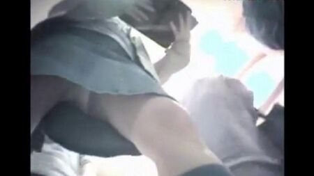 Скрытая камера на кассе в магазине снимает, что у телочек под юбкой