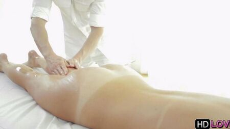 Трахает девушку пальцами во время массажа