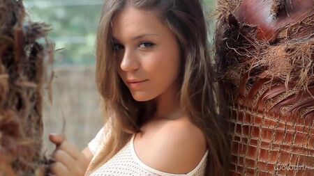 Молодая русская красотка исполняет стриптиз