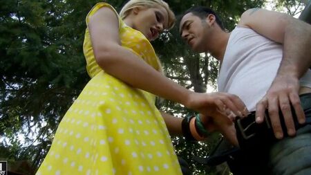 Поимел свою подружку на мотоцикле