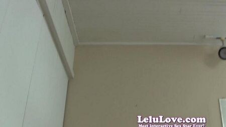 Волосатая промежность крупно перед камерой