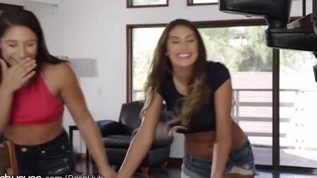 Сестры лесбиянки прячутся от папы