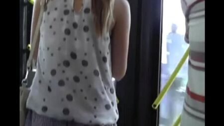 В автобусе снимал трусики девушки в юбке