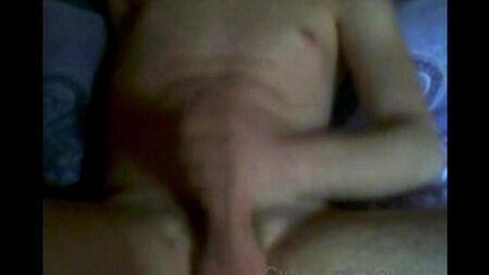 Итальянец расслабляется, гоняя рукой залупу