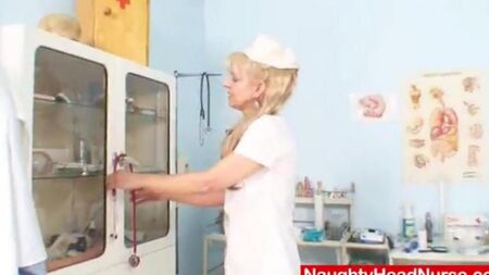 Зрелая медсестра трахает сама себя