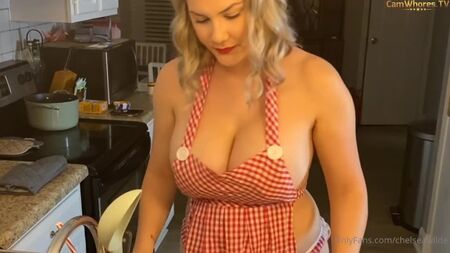 Chelsea Wilde housewife making dinner большие сиськи на кухне горничная