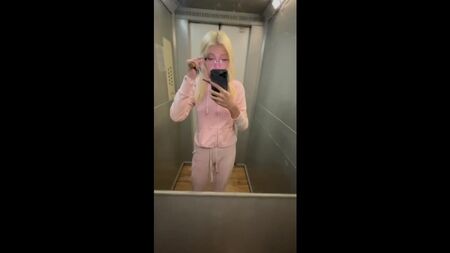 Юля Финесс с ножом