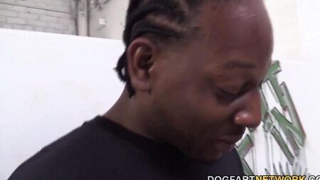 Отдалась незнакомцам в публичном туалете