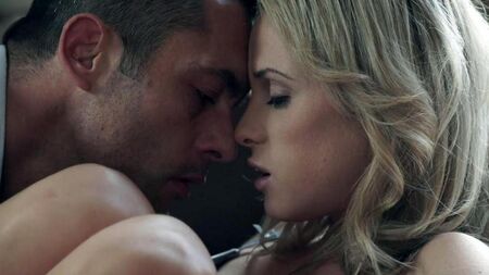 Долго облизывали ей ступни перед тем, как она возбудилась