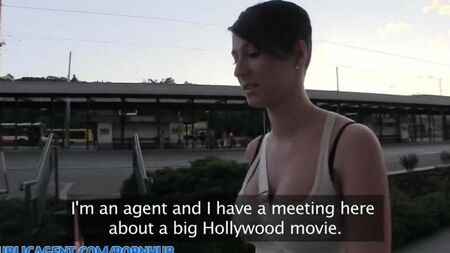 Эмилия делает минет и подставляет влагалище за сто евро