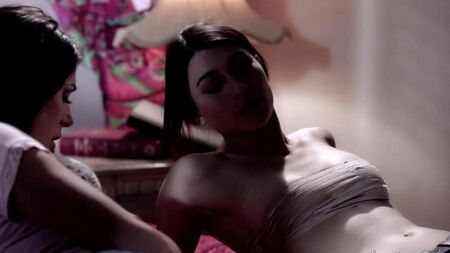 Две лесбиянки развлекаются со страпоном