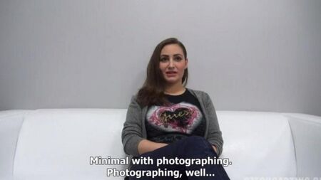 Грудастая молоденькая девушка не хотела сниматься