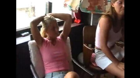 Порно подглядывание под юбку