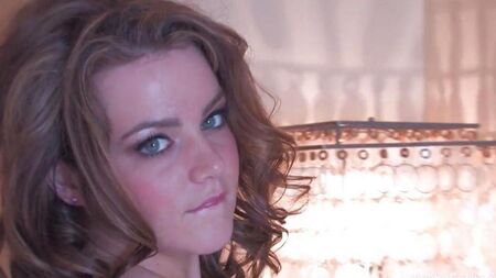 Сучка практически сразу начала стонать