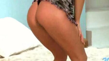 Молодая русская развратница показывает стриптиз на камеру