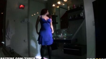 У этой рыжей бестии аппетитная задница