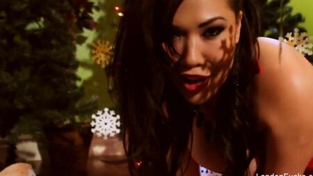 Китаянка эротично скачет на установке с самотыком