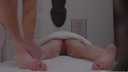 Скрытая камера сняла секс массажиста с клиенткой