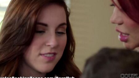 Секс на большой кровати