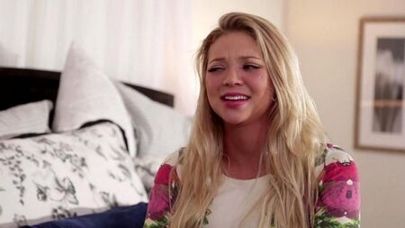 Красивые лесбиянки нежатся в постельке