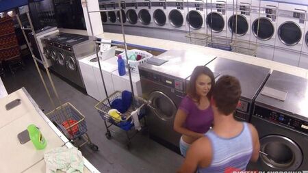 Мужик трахнул Диллион Харпер в прачечной