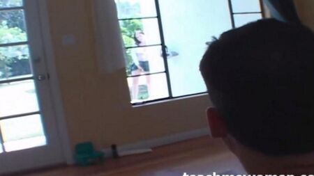 Брюнетке кончили в рот после групповухи