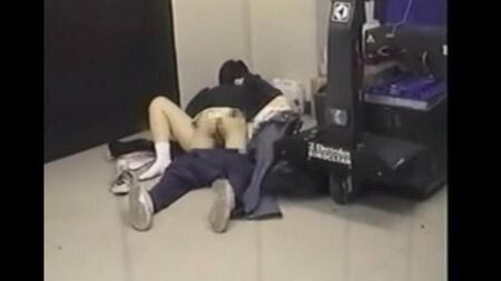 Спустил штаны и начал ебать подружку в анал