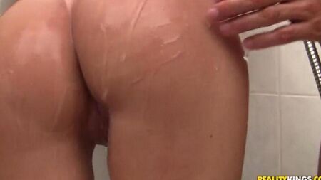 Красотка делает минет в ванной