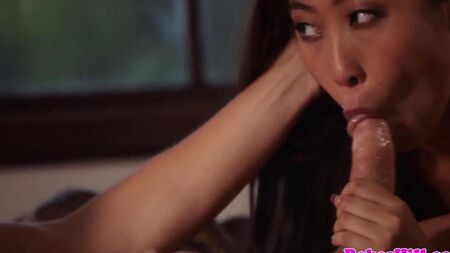 Азиатка нежно трахается с любовником