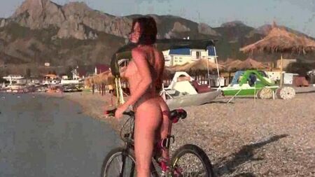 Голая на велике