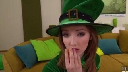 Огромные висячие дойки и сольная мастурбация