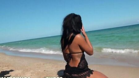 Снял девушку на пляже и жестко трахнул