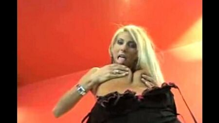 Горячая блондинка танцует стриптиз