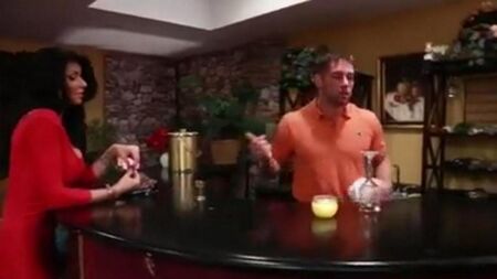 Кристина соблазнила бармена