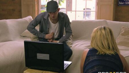 Развратная мамочка трахнулась с парнем дочери