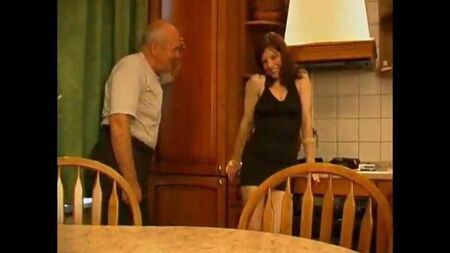 Дед соблазнил внучку