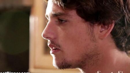 Брюнетка отсосала на кровати