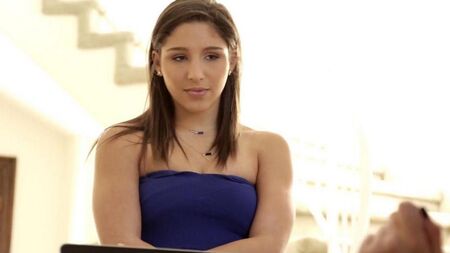 Лесбиянка Грейси Глэм трется о киску Абеллы Дангер