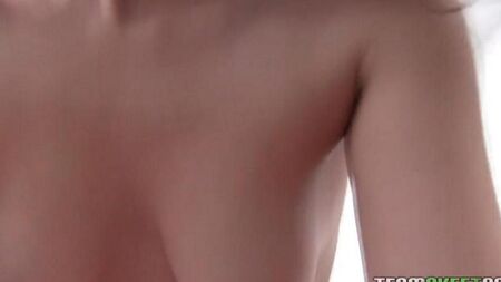 Парень снимает домашнее порно с брюнеткой