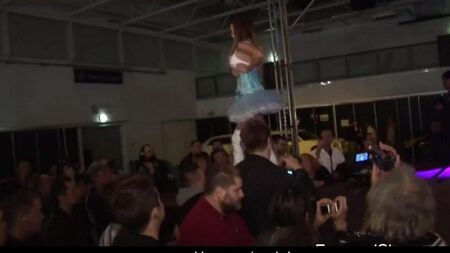 Горячая брюнетка учится искусству стриптиза на шесте