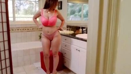 Негр забрался в дом и трахнул зрелую хозяйку