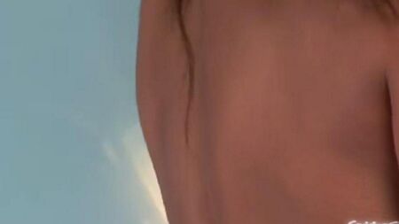 Мастурбация вибратором в узком коридоре